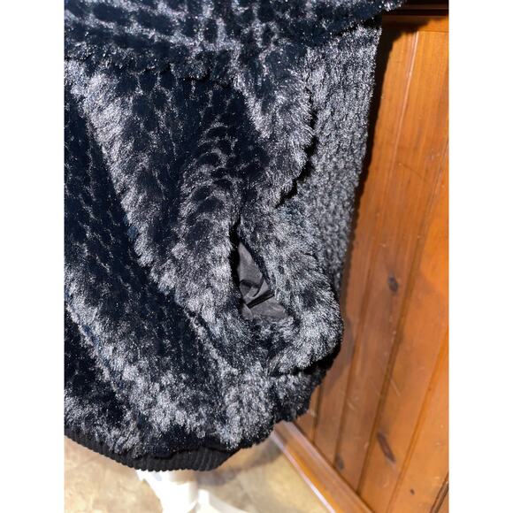 LIKE NEW Womens Talk of the Walk Faux Fur Black Soft Zip Up Coat Size Small - Picture 4 of 12